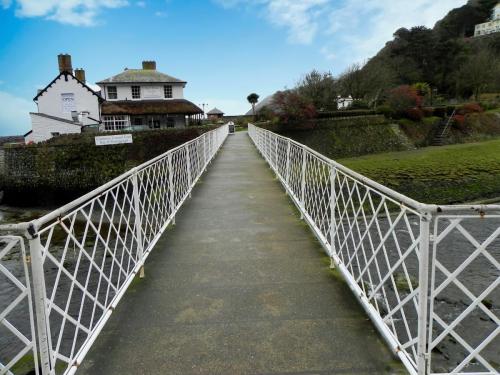 14.-Riverside-Road-footbridge-2