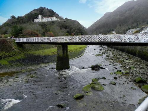 15.-Riverside-Road-footbridge-downstream-face-2
