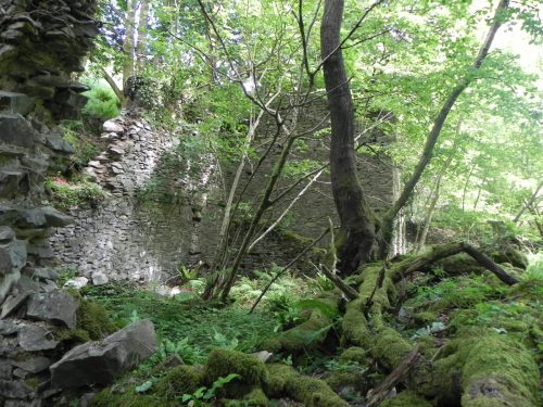 3.-Ruined-building-near-Ragstone-Cottages-3