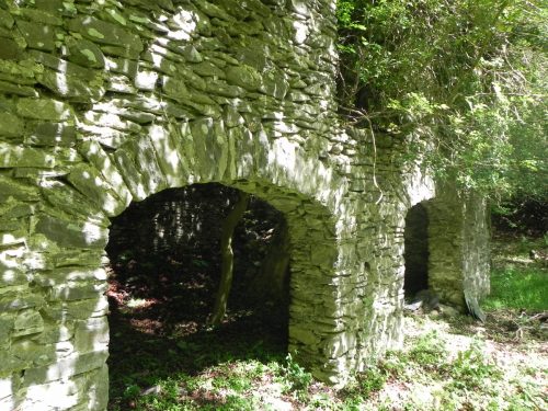 3.-Ruined-building-near-Ragstone-Cottages-4