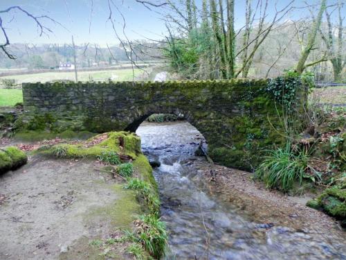 32.-Footbridge-over-tributary-stream-near-Castle-Bridge-2