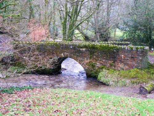 33.-Footbridge-over-tributary-stream-near-Castle-Bridge-2