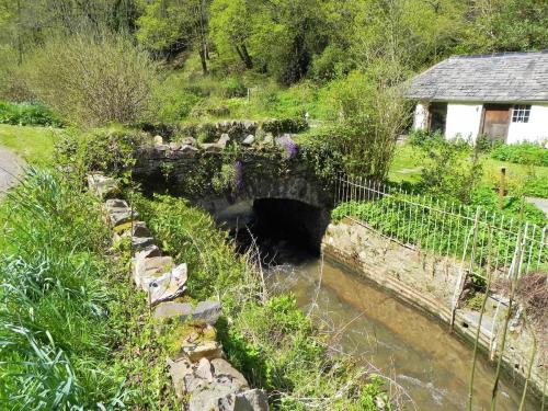 46.-New-Mill-Garden-Bridge-upstream-arch-2