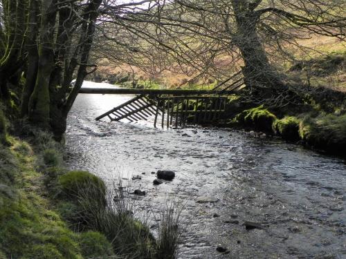 5.-Flood-debris-gate-downstream-from-Simonsbath-Bridge-2